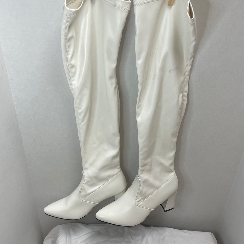 Elegant Size 9 White Women's Knee-High Boots